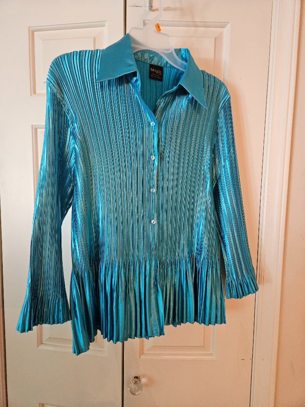 Magic Scarf Aqua Pleated Top. Fits S to XL. Like New.